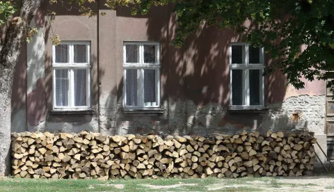 Osijek, 18. 07. 2022, Strossmayerova ulica, slozena drva ispred kuce. Drva, ogrijev, slobodnjak, ilustracija.snimio GOJKO MITIĆ