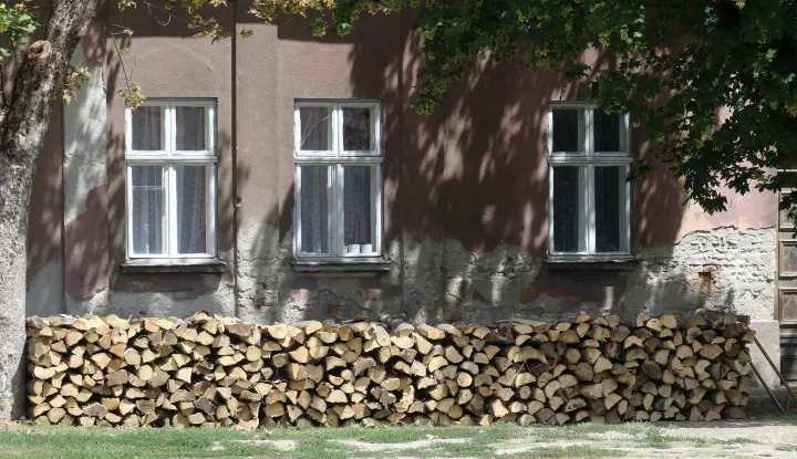 Osijek, 18. 07. 2022, Strossmayerova ulica, slozena drva ispred kuce. Drva, ogrijev, slobodnjak, ilustracija.snimio GOJKO MITIĆ