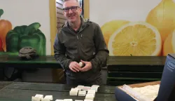 Osijek, 03. 08. 2025, Glavna tržnica, Gajev trg. Dražen Karačić Cacan iz Volim rajčice djelio je sjeme rajčice pa i za sortu koja je dobila ime po njegovoj kčerki Eriki, zvjezdi showa The Voice Kids.snimio GOJKO MITIĆ