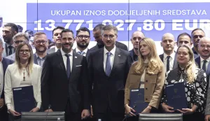 Zagreb, 05.03.2026 - Predsjednik Vlade Andrej Plenković i ministar turizma i sporta Tonči Glavina na prigodnoj su svečanosti korisnicima uručili ugovore za međunarodna sportska natjecanja u 2026. godini. Na fotografiji premijer Andrej Plenković pridružio se zajedničkoj fotografiji-foto HINA/ Admir BULJUBA&Scaron;IĆ/ abu