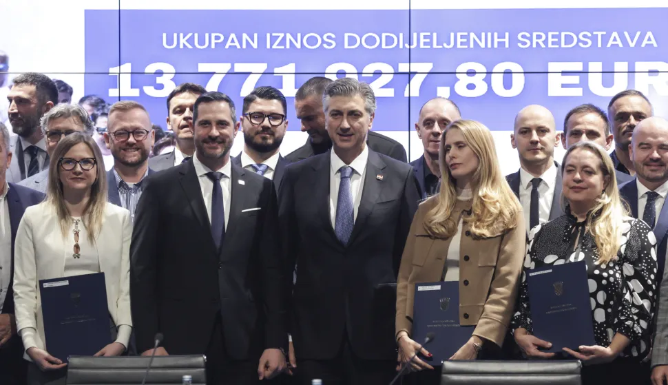 Zagreb, 05.03.2026 - Predsjednik Vlade Andrej Plenković i ministar turizma i sporta Tonči Glavina na prigodnoj su svečanosti korisnicima uručili ugovore za međunarodna sportska natjecanja u 2026. godini. Na fotografiji premijer Andrej Plenković pridružio se zajedničkoj fotografiji-foto HINA/ Admir BULJUBA&Scaron;IĆ/ abu