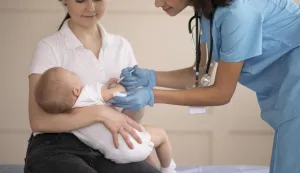 Osim uvođenja imunizacije za RSV, pedijatri traže i besplatno cijepljenje protiv meningokoka, vodenih kozica i rotavirusa, za djecu čiji roditelji ih žele cijepiti, a danas to moraju plaćati. Cijena jedne doze cjepiva protiv meningokoka u zavodima javnog zdravstva danas iznosi 70 eura, cjepiva protiv vodenih kozica 83 eura, a cjepiva protiv rotavirusa 50 do 60 eura po dozi. Najče&scaron;će se primjenjuju dvije do tri doze cjepiva.freepik