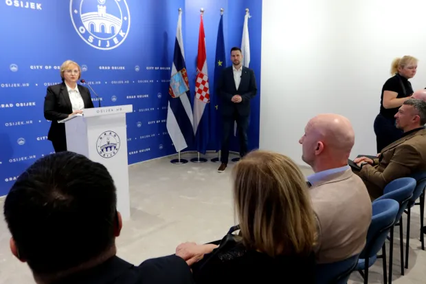 Osijek, 05. 03. 2026, Gradsko poglavarstvo, Kuhačeva 9. Ivan Radič uručio ugovore za dovorane ravnateljima O&Scaron;.snimio GOJKO MITIĆ