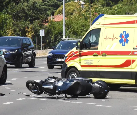 RIJEKA,14.07. 2025. RIJEKAPROMETNA NESRECA U KOJOJ SU SUDJELOVALI AUTOMOBIL KIA I SKUTER PIAGGIO DOGODILA SE DANAK OKO 12 SATI NA KRIZANJU ZVONIMIROVE I ULICE RIKARDA BENCICA KOD NOVOG LISTA. PREMA PRVIM SAZNANJIMA NA SKUTERU SU SE VOZAC I SUVOZACICA, NA TERENU SU EKIPE HITNE MEDICINSKE POMOCI KOJI PRUZAJU POMOC OZLJEZENIMA DOK POLICIJA REGULIRA TRENUTNO OTEZAN PROMET TIM INACE VRLO FREKFENTNIM RASKRSCEM.SNIMIO SERGEJ DRECHSLER