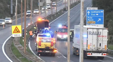 RIJEKA, 29.09. 2025.NOVOSTIAUTO CESTA A 7 RIJECKA ZAOBILAZNICA JUTROS PRIJE 6 SATI TESKA PROMETNA NESRECA U KOJOJ SU SUDJELOVALI HYUNDAI I PEUGEOT U KOJEM JE NA MJESTU POGINULA VOZACICA, NA TERENU HITNA POMOC, POLICIJA, VATROGASCI, OCEVID....SNIMIO SERGEJ DRECHSLER