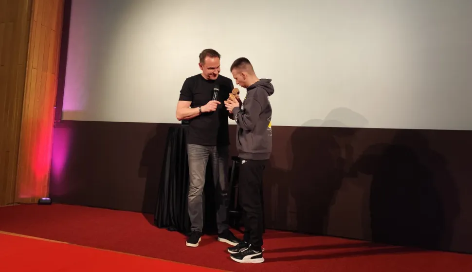 Enis Be&scaron;lagić dirnuo publiku emotivnim pričama iz svojeg života