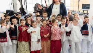 Amalija Romić s vrtićarcimaFoto: Maslačak Županja