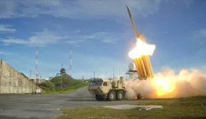 The first of two Terminal High Altitude Area Defense (THAAD) interceptors is launched during a successful intercept test. The test, conducted by Missile Defense Agency (MDA), Ballistic Missile Defense System (BMDS) Operational Test Agency, Joint Functional Component Command for Integrated Missile Defense, and U.S. Pacific Command, in conjunction with U.S. Army soldiers from the Alpha Battery, 2nd Air Defense Artillery Regiment, U.S. Navy sailors aboard the guided missile destroyer USS Decatur (DDG-73), and U.S. Air Force airmen from the 613th Air and Operations Center resulted in the intercept of one medium-range ballistic missile target by THAAD, and one medium-range ballistic missile target by Aegis Ballistic Missile Defense (BMD). The test, designated Flight Test Operational-01 (FTO-01), stressed the ability of the Aegis BMD and THAAD weapon systems to function in a layered defense architecture and defeat a raid of two near-simultaneous ballistic missile targets------dva stupca novosti