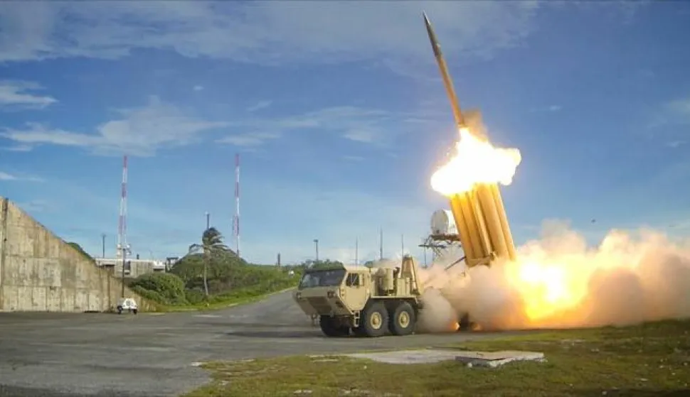 The first of two Terminal High Altitude Area Defense (THAAD) interceptors is launched during a successful intercept test. The test, conducted by Missile Defense Agency (MDA), Ballistic Missile Defense System (BMDS) Operational Test Agency, Joint Functional Component Command for Integrated Missile Defense, and U.S. Pacific Command, in conjunction with U.S. Army soldiers from the Alpha Battery, 2nd Air Defense Artillery Regiment, U.S. Navy sailors aboard the guided missile destroyer USS Decatur (DDG-73), and U.S. Air Force airmen from the 613th Air and Operations Center resulted in the intercept of one medium-range ballistic missile target by THAAD, and one medium-range ballistic missile target by Aegis Ballistic Missile Defense (BMD). The test, designated Flight Test Operational-01 (FTO-01), stressed the ability of the Aegis BMD and THAAD weapon systems to function in a layered defense architecture and defeat a raid of two near-simultaneous ballistic missile targets------dva stupca novosti