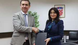 OSIJEKU Centru za restrukturiranje i prodaju (CERP) u petak je potpisan ugovor o prijenosu dionica dru&scaron;tva Regionalna veletržnica Osijek d.d. na Osječko-baranjsku županiju, čime je napravljen važan korak u daljnjem razvoju tog strate&scaron;kog projekta za poljoprivredu i gospodarstvo istočne Hrvatske.Na temelju odluke Upravnog vijeća CERP-a, koje je upravljalo dionicama u ime Republike Hrvatske, na Osječko-baranjsku županiju preneseno je 14.072 redovnih dionica, &scaron;to predstavlja 41,01 % temeljnog kapitala dru&scaron;tva Regionalna veletržnica Osijek d.d. Time OBŽ povećava svoj vlasnički udio te će nakon provedbe prijenosa imati 49,17 % dionica dru&scaron;tva, čime dodatno preuzima odgovornost za daljnji razvoj veletržnice i jačanje regionalnog trži&scaron;ta poljoprivrednih proizvoda.6. OŽUJKA 2026.