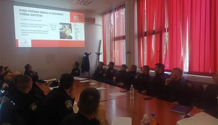 Edukacija policijskih službenika o auto-sjedalicama