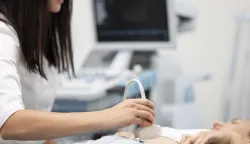 Doctor checking patients health abdominal ultrasoundultrazvuk doktor liječnik pacijent zdravlje pregled ilustracija freepik