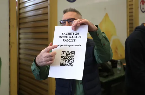 Osijek, 07. 03. 2026., Glavna tržnica, Tržnice Osijek, podjela sjemenki rajčica, rajčica, Volim rajčice, Dražen Karačić, Dražen Karačić Cacan, &Scaron;aptač rajčicamaSNIMIO BRUNO JOBST