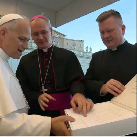 Roketa za papu Lava XIV., izradila udruga Sikirevački motivi iz Sikirevaca, 8.10.2025.Foto: Sikirevački motivi/ustupljeno