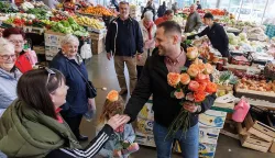 Zamjenik vukovarskog gradonačelnika Filip Su&scaron;ac podijelio ruže na tržnici 