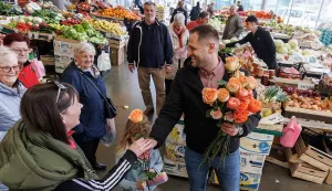 Zamjenik vukovarskog gradonačelnika Filip Su&scaron;ac podijelio ruže na tržnici 