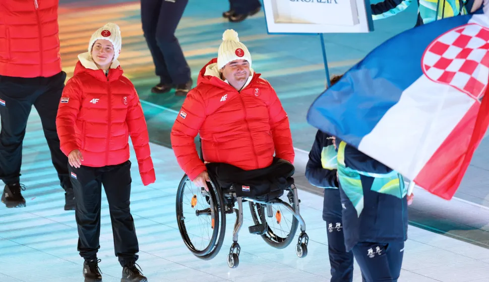 Verona, 06.03.2026 - Sve?anost otvaranja XIV zimskih paraolimpijskih igara Milano-Cortina 2026 u Areni Verona. Hrvatsku zastavu su nosili Lucija Smeti?ko i Dino Sokolovi?.foto HINA/ Damir SEN?AR/ ds