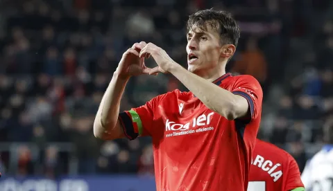 epa11870681 Osasuna's Ante Budimir celebrates scoring the 1-0 goal during the Spanish LaLiga soccer match between CA Osasuna and Real Sociedad, in Pamplona, Spain, 02 February 2025. EPA/Villar Lopez