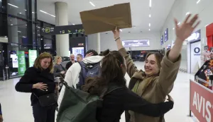 Zagreb, 07.03.2026. - Dolazak repatrijacijskog leta Croatie Airlines iz Rijada u organizaciji Vlade, MVEP-a i MMPI-a s hrvatskim državljanima iz Katara, Kuvajta i Bahreina. foto HINA/ Admir BULJUBA&Scaron;IĆ/ abu