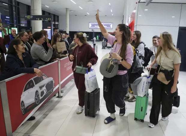 Zagreb, 07.03.2026. - Dolazak repatrijacijskog leta Croatie Airlines iz Rijada u organizaciji Vlade, MVEP-a i MMPI-a s hrvatskim državljanima iz Katara, Kuvajta i Bahreina. foto HINA/ Admir BULJUBA&Scaron;IĆ/ abu