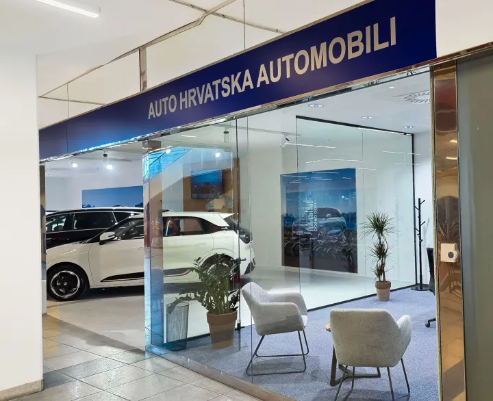 Popularne kineske marke automobila Forthing i Dongfeng stigli u osječki prodajni centar