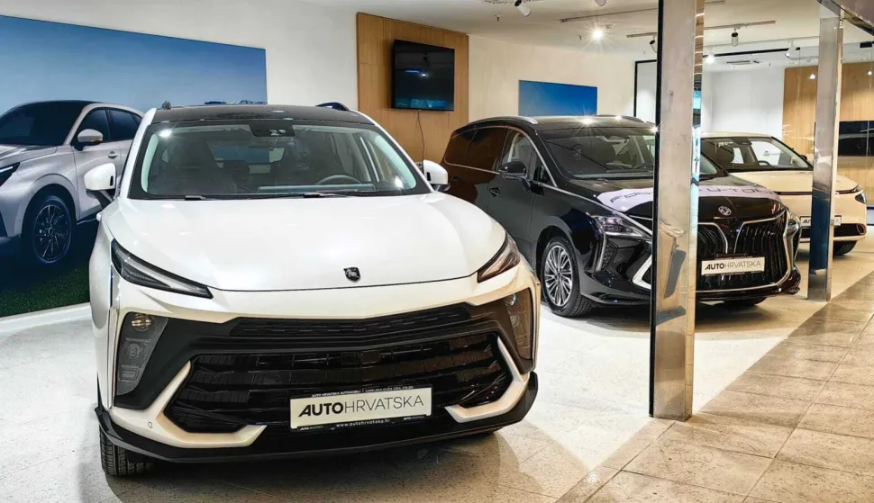 Popularne kineske marke automobila Forthing i Dongfeng stigli u osječki prodajni centar