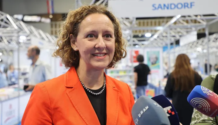 24.09.2025.,Split: Otvorenje Mediteranskog festivala knjige. Prisustvala ministrica kulture i medija Nina Obuljen Korzinek, dozupan Splitsko-dalmatinske zupanije Stipe Cogelja, zamjenica splitskog gradonačelnika Matea Dorcic, predsjednik Zajednice nakladnika i knjizara Hrvatske gospodarske komore Slavko Kozina i potpredsjednik HGK Dragan Kovaecvic. Na festivalu ce se do 27. rujna odrzati niz susreta s autorima, promocija knjiga i radionica, a u sajamskom dijelu manifestacije sudjeluje vise od 50 izdavaca. Knjige se prodaju po sajamskim cijenama Photo: Ivana Ivanovic/PIXSELL