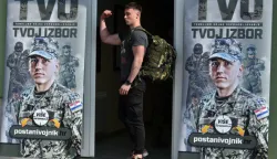 Nakon skoro osamnaest godina pauze od posljednje generacije obveznih ročnika, u Hrvatskoj je jučer ponovno pokrenuto temeljno vojno osposobljavanje. Prva skupina ročnika i ročnica obuku je započela u vojarnama u Kninu, Slunju i Požegi, a ukupno je na tri vojne lokacije raspoređeno 800 polaznika.