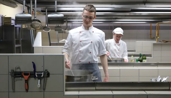 Osijek, 28. 02. 2025., Ugostiteljsko turistička &scaron;kola Osijek, promocija, kuharica, Tomica Đukić, Volim svoju županiju - kuharica, kuhanje; kuharski posao; sezonski posao; mladi kuhariSNIMIO BRUNO JOBST