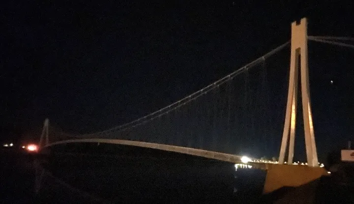 Osijek, 25. 03. 2023, pjesacki most, sat za planet Zemlju, gasenje dekorativne rasvjete, rasvjeta ugasena na jedan satSNIMIO BRUNO JOBST