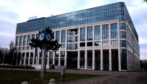 Zagreb, 30.12.2021. - Na fotografiji upravna zgrada INA-e uz Zagrebu, tzv. Caringtonka, projektanta akademika Velimira Neidharta u Aleji Većeslava Holjevca, građena od 1986-1988. foto HINA /Zvonimir KUHTIĆ/ kuzo