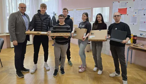 Gradonačelnik Pavelić uručio laptope Prvoj srednjoj &scaron;koli