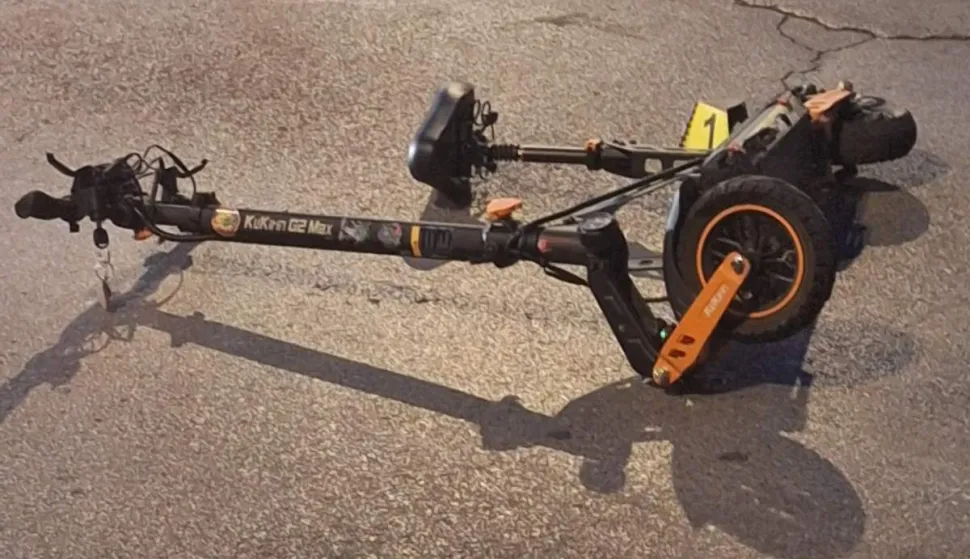 Dječak (14) se zabio električnim romobilom u automobil u osječkoj Retfali