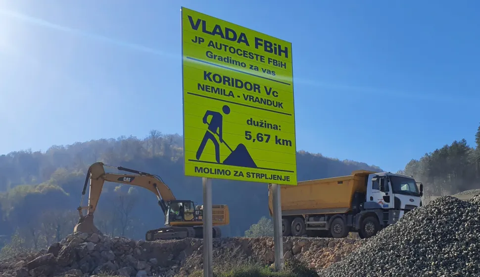 Bosna i Hercegovina, BiH, ilustracija, slobodnjak, koridor 5c, Vc, autocesta, prometnica, izgradnja, gradnja, radovi, radnicisnimljeno mobitelom iz automobila u vožnjilistopad 2022.Mario Mihaljević