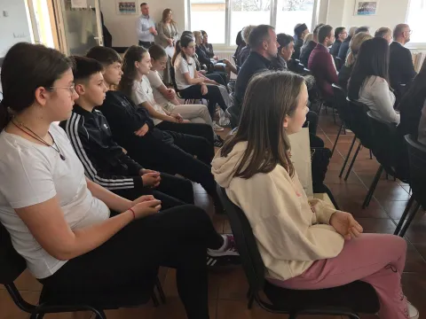 NEGOSLAVCIU Osnovnoj &scaron;koli Negoslavci službeno su uvedeni u posao izvođači radova, vukovarska tvrtka 3D Gradnja d.o.o., na projektu "Optimizacija postojećih učionica O&Scaron; Negoslavci i izgradnja &scaron;kolske sportske dvorane", čime započinje realizacija infrastrukturnog projekta vrijednog gotovo 2,3 milijuna eura.ožujak 2026.