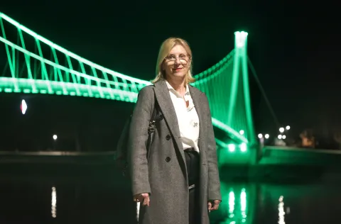 Osijek, 11. 03. 2026., Pje&scaron;ački most, Svjetski dan glaukoma, Klinika za očne bolesti, obilježavanje, most, zelena boja, zeleno svjetljen most, Dubravka Biuk - predstojnica klinikeSNIMIO BRUNO JOBST