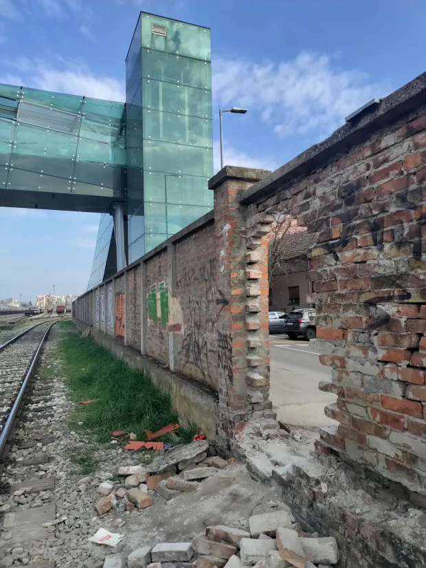 Željeznički kolodvor, improvizirani prijelaz preko pruge, Pje&scaron;ački nathodnik, HŽ