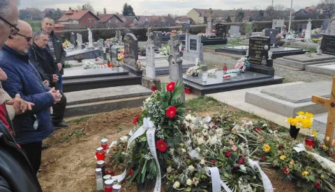 Satnica ĐakovačkaUtemeljitelji HDZ-a Đakova i Đakov&scaron;tine na grob Ivana Tarnaja položili su vijenac i zapalili svijećeOžujak 2026.