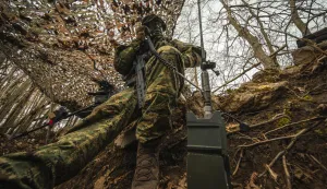 Slunj, 12.3.2026.- U sklopu planskog ocjenjivanja razine osposobljenosti, na vojnom poligonu "Eugen Kvaternik" kod Slunja u ?etvrtak je provedeno topni?ko bojno ga?anje 2. bitnice Samohodne haubi?ke bojne Topni?ko-raketne pukovnije iz Bjelovara, u uvjetima koji simuliraju stvarne borbene okolnosti. foto HINA/ MORH/F.Klen/ ua