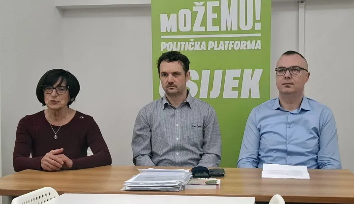 Osijek, 13.3.2026.- Stranka Možemo pozvala je u petak osje?kog gradona?elnika Ivana Radi?a da gra?anima objasni razloge naglog i velikog poskupljenja komunalnih usluga poru?iv?i da ra?uni gra?ana ne smiju biti alat za saniranje lo?eg upravljanja gradom. Na slici gradska vije?nica Katarina Kruhonja, gradski vije?nik Boris Ki&scaron; i ?lan strana?kog Odbora za gospodarstvo Ivan &scaron;piranović. foto HINA/ Igor Vu?kovi?/ ua