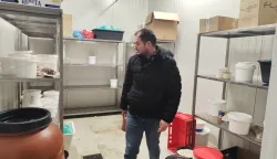 Očajni vlasnik gleda prazno spremi&scaron;te