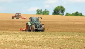 11.05.2014., Garesnica, Veliki Pasijan - Suncan dan poljoprivrednici su iskoritili za rad u polju, odnosno nastavak sadnje i sjetve. Traktrori su u punom pogonu, a zemlja se priprema za sadnju raznih poljoprivrednih kultura. Photo: Damir Spehar/PIXSELL------četiri stupca novosti