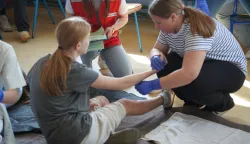 VINKOVCIU predvorju Tehničke &scaron;kole Ruđera Bo&scaron;kovića i Srednje strukovne &scaron;kole Vinkovci održano je 27. gradsko i općinsko (&scaron;kolsko) natjecanje Mladih Hrvatskog Crvenog križa GD Crvenog križa Vinkovci.