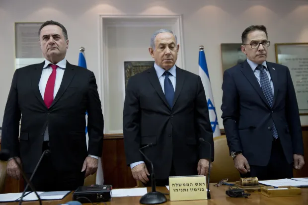 epa07126060 Israeli Prime Minister Benjamin Netanyahu (C), Minister of Transport of Israel Yisrael Katz (L) and Cabinet Secretary Tzachi Braverman (R) stand for a moment of silence for the victims of the Pittsburgh synagogue shooting attack, during the weekly cabinet meeting at the Prime Minister office in Jerusalem, 28 October 2018. EPA/ODED BALITY/POOL POOL PHOTO