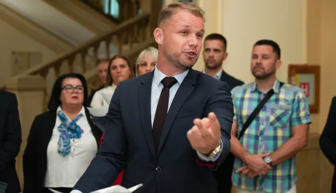 21.08.2025., Gradska uprava Banjaluka, Banjaluka (BiH) - Na izvanrednoj sjednici Skupstine grada Banjaluka raspravlja se o politickoj situaciji u RS i BiH uzrokovanoj oduzimanjem mandata predsjednika RS Miloradu Dodiku. Gradonacelnik Banjaluke i lider oporbenog PDP-a Drasko Stanivukovic, je dosao na sjednicu, ali je istakao da treba raspravljati i o drugim tackama, ne samo o Dodiku.Photo: Dejan Rakita/Pixsell Photo: Dejan Rakita/PIXSELL