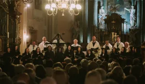 Gostujući zbor iz Jelse, na čelu sa dirigentom Slavkom Reljićem upriličio je koncertnu izvedbu oratorija "Za križen"