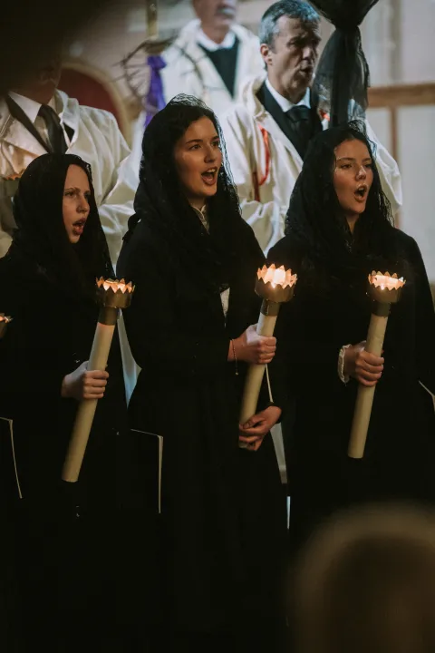 Gostujući zbor iz Jelse, na čelu sa dirigentom Slavkom Reljićem upriličio je koncertnu izvedbu oratorija "Za križen"