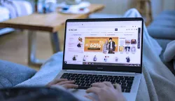 Sales: a person browses special offers during the sales period. A young woman lying on a sofa under a blanket looks at an online store on her laptop, e-commerce platform Shein, fast fashion - Photo by La Tuque Jaune/ANDBZ/ABACAPRESS.COM Photo: ANDBZ/ABACA/ABACA
