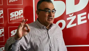 13.01.2021., Slavonski Brod - Konferencija za medije predsjednika ZO SDP Pozesko-slavonske zupanije Mitra Obradovica o slucaju gradonacelnika Darka Puljasica (HDZ) i razgovor s gradjanima - izjava Drazen Pekcec, nezavisni vijecnik u Gradskom vijecu Pozege. Sporna dvorana Osnovne&nbsp;skole "Dobrisa Cesaric" Pozega.rPhoto: Ivica Galovic/PIXSELL