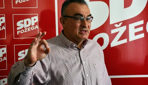 13.01.2021., Slavonski Brod - Konferencija za medije predsjednika ZO SDP Pozesko-slavonske zupanije Mitra Obradovica o slucaju gradonacelnika Darka Puljasica (HDZ) i razgovor s gradjanima - izjava Drazen Pekcec, nezavisni vijecnik u Gradskom vijecu Pozege. Sporna dvorana Osnovne&nbsp;skole "Dobrisa Cesaric" Pozega.rPhoto: Ivica Galovic/PIXSELL